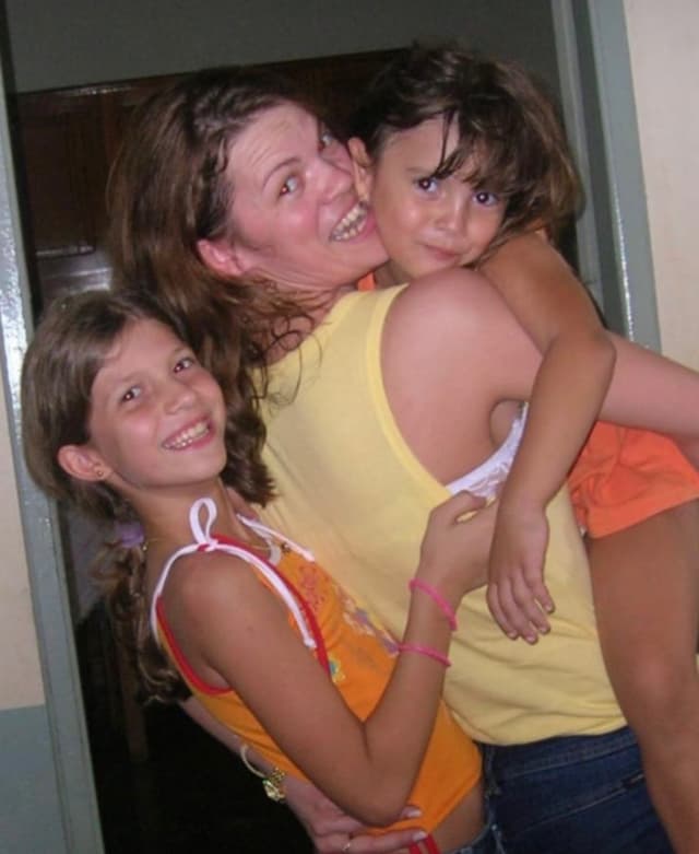 Eliane com as duas filhas pequenas, no começo de tudo