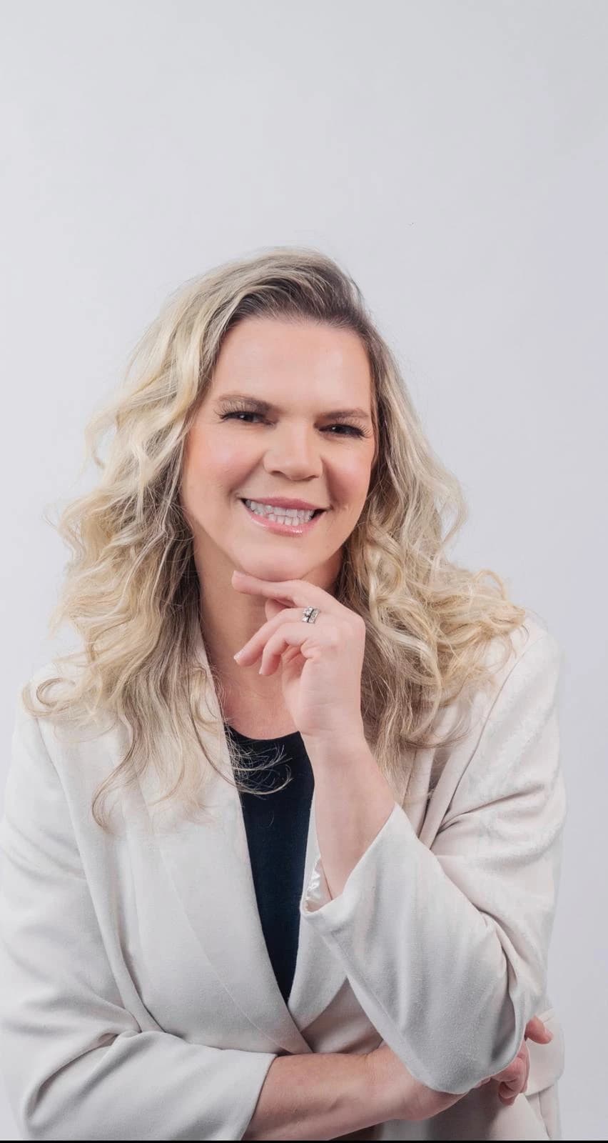 Eliane Farmer, de blazer branco